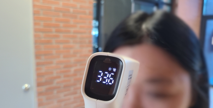수원 한 건물 입구에서 잰 체온측정에 33.6도가 나왔다. (사진=신연경 기자)