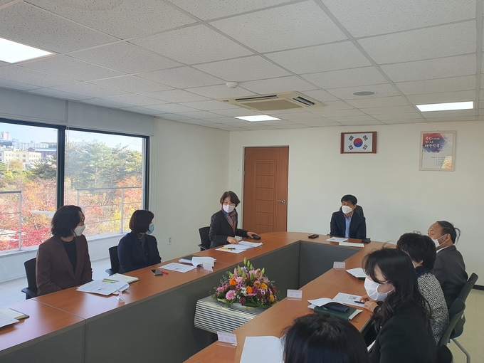 3일 이성춘 서울지방보훈청장이 경기남부보훈지청에서 직원들과 대화를 나누고 있다. (사진=경기남부보훈지청 제공)