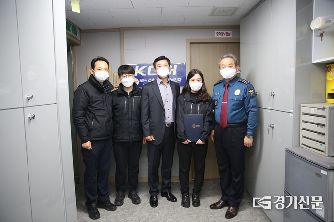 김태철 포천경찰서장이 과학수사팀에 표창과 부상을 수여했다. (사진-포천경찰서 제공)