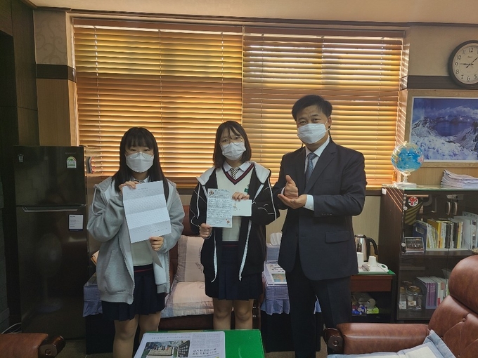 오산시 세마중학교 1학년 학생들은 의료진에게 감사한 마음을 담아 ‘덕분에 감사합니다’라는 주제를 가지고 편지쓰기 시간을 가졌다. (사진=세마중학교 제공)