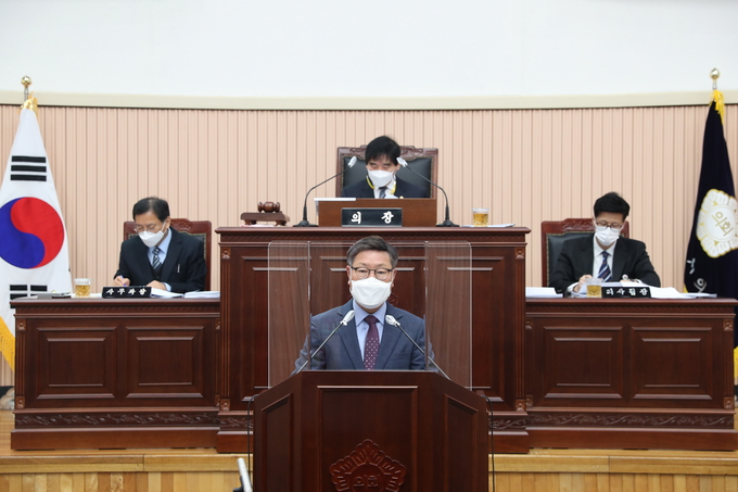 구리시의회는 지난 3일 제300회 임시회 1차 본회의에서 임연옥 부의장과 박석윤 운영위원장이 공동발의한 ‘구리시 행복마을관리소 설치 및 운영 지원에 관한 조례안’을 원안가결 처리하였다. (사진=구리시의회 제공)
