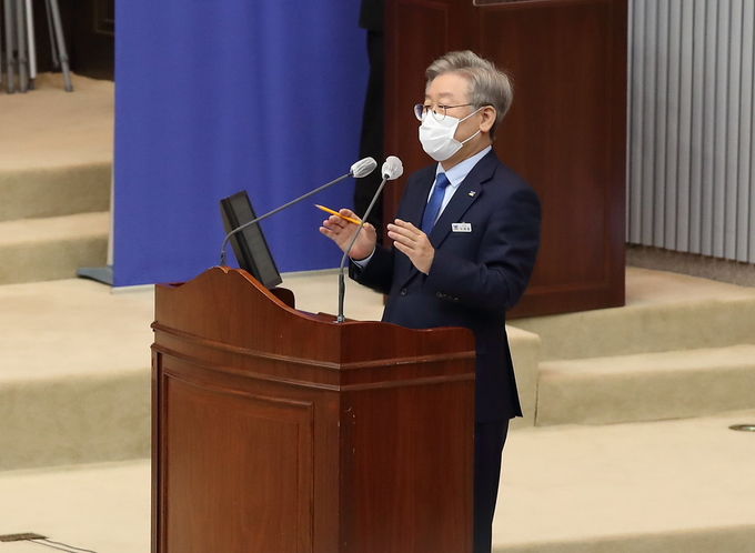 4일 오전 경기도의회 본회의장에서 이재명 경기도지사, 장현국 경기도의회 의장, 이재정 경기도교육감, 경기도의회 의원 등이 참석한 가운데 제348회 정례회 제2차 본회의가 열렸다. (사진= 경기도)