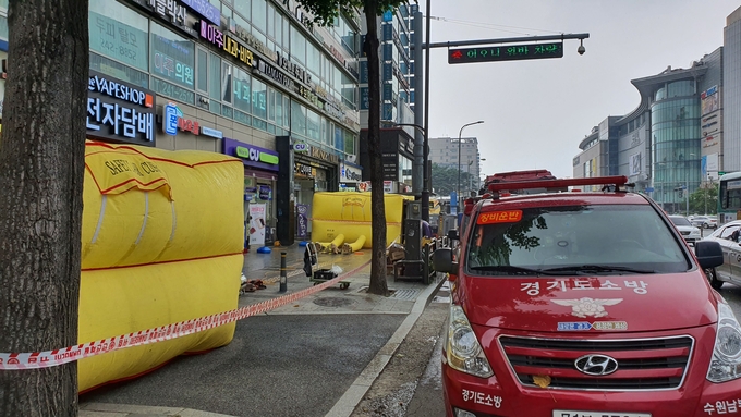 지난 8월 21일 낮 12시쯤 수원역 인근에서 소방대원들이 요구조자를 구조하기 위해 구조활동을 펼치고 있다. (사진=김기현 기자)