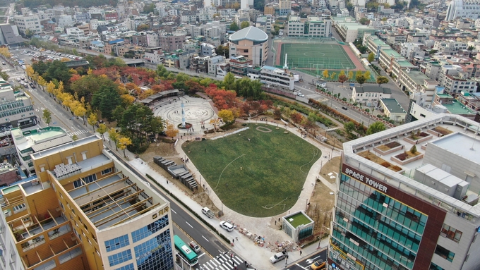 기부의 상징 고 전재준 회장이 기부한 안양4동 삼덕공원 공영주차장 사진. 