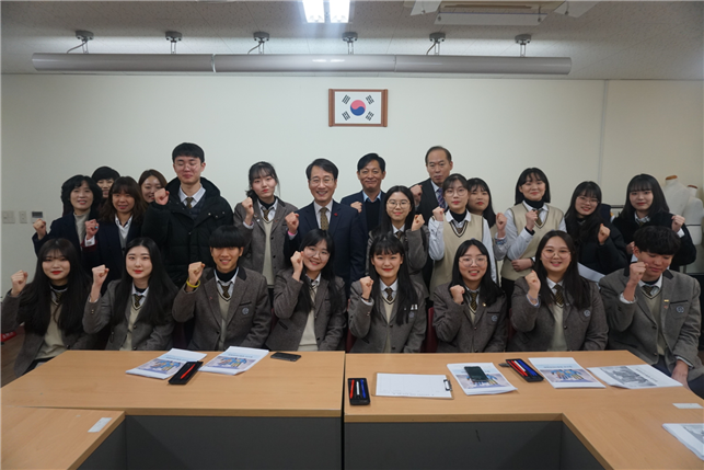 지난 2월 17일 열린 동탄고 청소년 세계시민위원회 간담회. (사진=이원욱 의원실 제공)