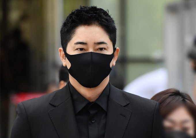 외주 스태프 여성 2명을 성폭행·추행한 혐의로 1심에서 징역 2년 6월에 집행유예 3년을 선고받은 배우 강지환이 지난 6월11일 오후 경기도 수원고등법원에서 열린 항소심 선고공판을 마치고 나오고 있다. (사진=연합뉴스 제공)