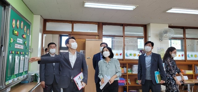 용인신촌초등학교를 직접 찾아 의견을 청취한 더불어민주당 이탄희 국회의원 (사진=이탄희 의원실 제공)