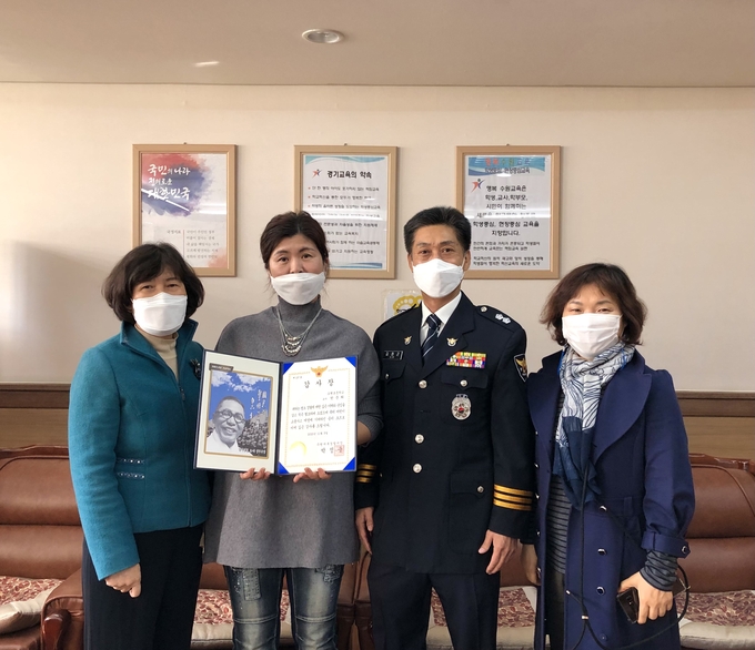 수원서부경찰서가 우수 신고자에게 감사장과 상품을 전달하고 있다. (사진=수원서부경찰서 제공)