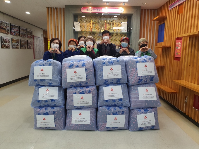 오산시 대원동새마을부녀회에서 겨울맞이 저소득 어르신들을 위한 이불 50채를 기탁했다.(사진=오산시 대원동행정복지센터 제공)