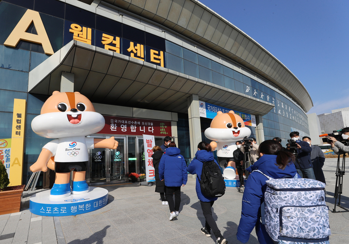 5일 코로나19 영향으로 운영을 잠정 중단한 충북 진천 국가대표선수촌이 8개월 만에 문을 열었다. 사진은 기계체조 대표 선수들이 국가대표선수촌 웰컴센터에 들어서는 모습. (사진=연합뉴스 제공)
