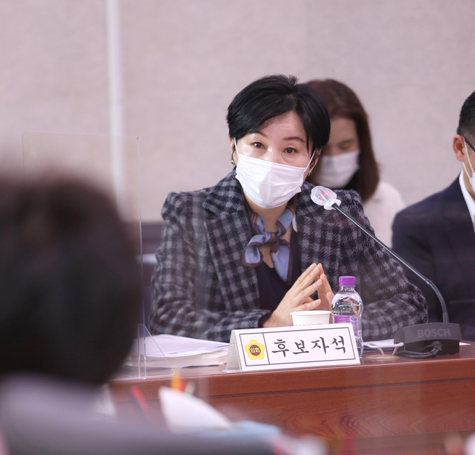 제윤경 경기도일자리재단 대표이사 후보자가 의원들의 질문에 답하고 있다. (사진 = 경기도의회 제공)
