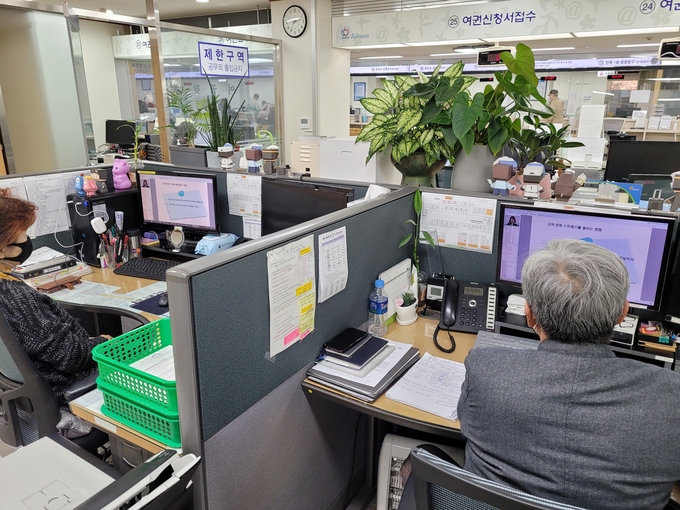 ㈜서비스 엑셀런스 연구원장 5일 안양시 공직자 친절교육.을 실시하고 있다.