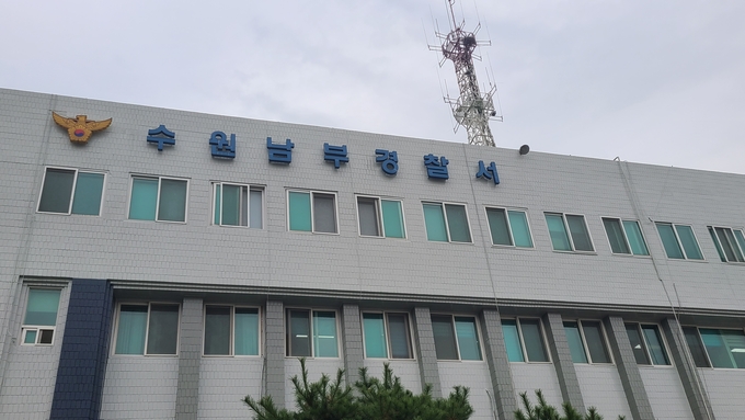 6일 오전 12시 9분쯤 수원시 권선구의 한 도로를 달리던 음주운전 차량이 도로 연석을 들이받는 사고가 발생했다. (사진=신연경 기자)