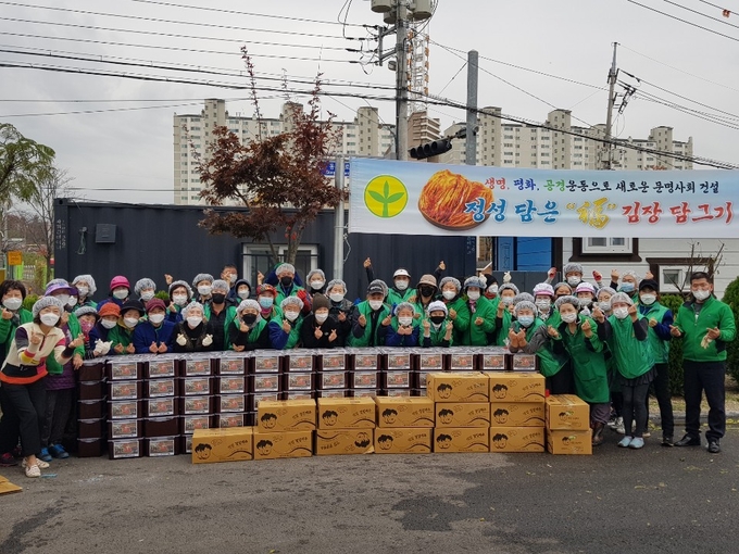 오산시 새마을부녀회는 11월 5일과 6일 양일간 오산시 새마을회관에서 관내 사회적약자를 대상으로 ‘사랑의 김장 담가주기’ 행사를 개최했다.(사진=오산시 새마을부녀회 제공)