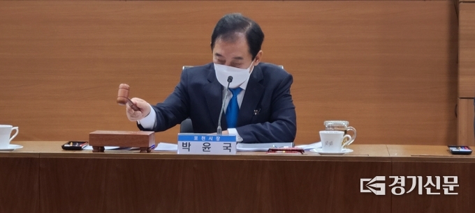 박윤국 포천시 평생교육협의회 위원장이 의사봉을 두드려 안건이 통과되었음을 알리고 있다. (사진=문석완 기자)