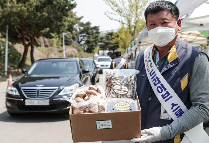 한국마사회가 농산물 직거래 장터 ‘바로마켓’을 정상 운영키로 했다. 