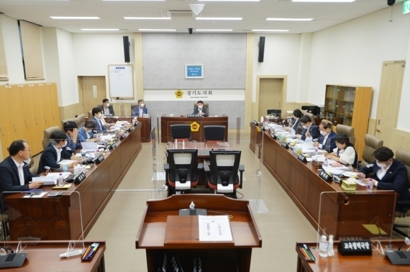 경기도의회 교육행정위원회가 평택시 소재 한 사립 중·고교 교사 채용비리 사건과 관련해 깊은 유감을 밝히며, 해당 사건이 한 치의 의구심 없도록 철저한 진상조사와 함께 교육청에 재발방지대책을 즉각 마련할 것을 촉구했다(사진=경기도의회 제공)