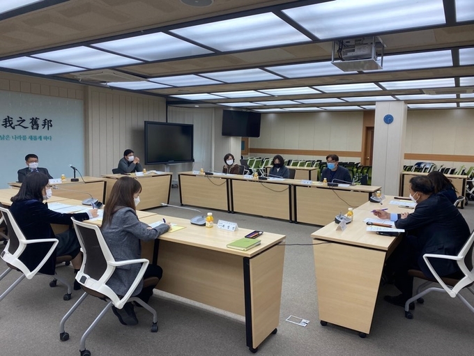 남양주시는 지난 5일 시청 여유당에서 지역 내 중․고등학교장들을 대상으로 온라인 수업관련 아동정책사업 방향에 대한 간담회를 실시했다. (사진=남양주시 제공)