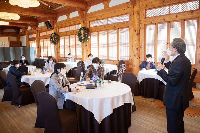 용인시의회 경제환경위원회가 2020년도 제2차 정례회 대비 교육을 듣고있다. (사진=용인시의회 제공)