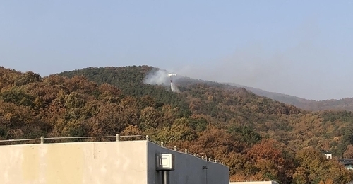 광교산 화재 진압 모습. (사진=연합뉴스 제공)