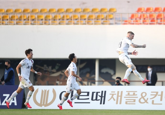 7일 안양종합운동장에서 열린 하나원큐 K리그2 2020 27라운드 수원FC와 FC안양의 시즌 마지막 경기에서 1-1로 맞선 후반 41분 수원FC 라스(오른쪽)가 결승골을 넣은 뒤 환호하고 있다. (사진=한국프로축구연맹 제공)