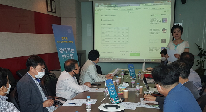혁신멘토단이 기업을 방문해 중소기업 대표와 멘토링을 진행하고 있다. (사진= 경과원 제공)