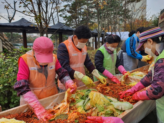 ㈔오산시자원봉사센터는 지난 6일 세교마을봉사센터에서 세교마을봉사센터 활동가 및 오산시설관리공단 직원 등 30명과 김장나눔 봉사활동을 펼쳤다. (사진=㈔오산시자원봉사센터 제공)