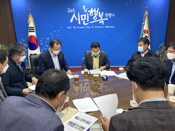 안승남 구리시장이 향후 별내선 공사 진행 방안에 대해 심도있는 논의를 하고 있다. (사진=구리시 제공)