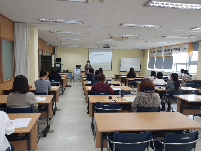 구리시는 지난 6일 구리시 평생학습관 제1 강의실에서 청소년 성교육강사 양성 기본과정 첫 강의를 실시하고 있다.
