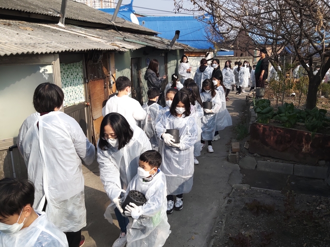 구리시 갈매동은 지난 7일 천성교회(담임목사 안태규) 주관으로 일찍 찾아온 추운 날씨를 대비하여 소외된 이웃들을 위한 사랑의 연탄 나눔 봉사활동을 실시하고 있다. (사진=구리시 제공)