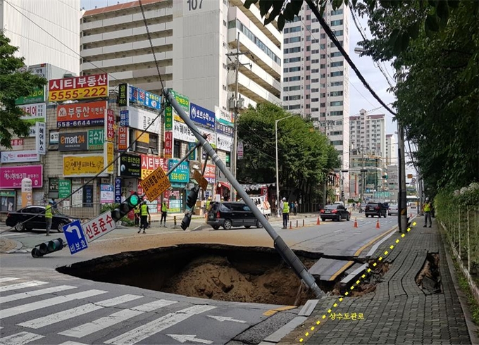 구리시재난안전대책본부장인 안승남 구리시장은 지난 8월 26일 교문동 지하철 공사 구간에서 발생한 지반함몰 사고와 관련해 지난 6일 ‘사고 발생의 근본적인 원인은 우·오수관로, 상수도관로와는 관계가 없다’는 중간조사 결과를 발표했다.(사진=구리시 제공)