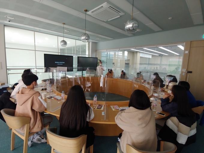 남양주시는 지난 7일 정약용도서관에서 청소년 시설의 직접 수혜자인 청소년 15여명을 대상으로 청소년 디자인 스쿨을 운영했다.<br>
(사진=남양주시 제공)