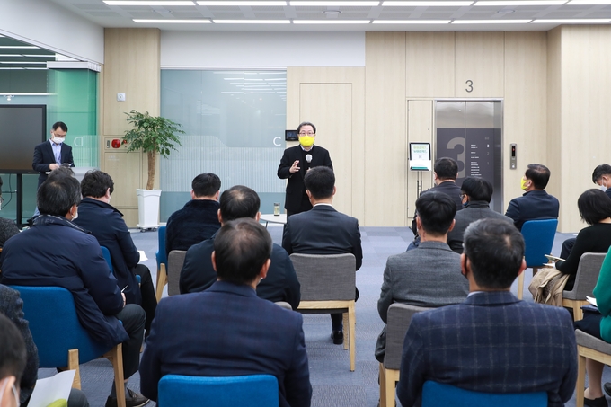 남양주시는 지난 9일 정약용도서관에서 공동주택 내 아이스팩 재사용 활성화를 위한 관리체계 구축의 일환으로 추진 중인 아파트 현장 홍보단 회의를 개최했다.(사진=남양주시 제공)