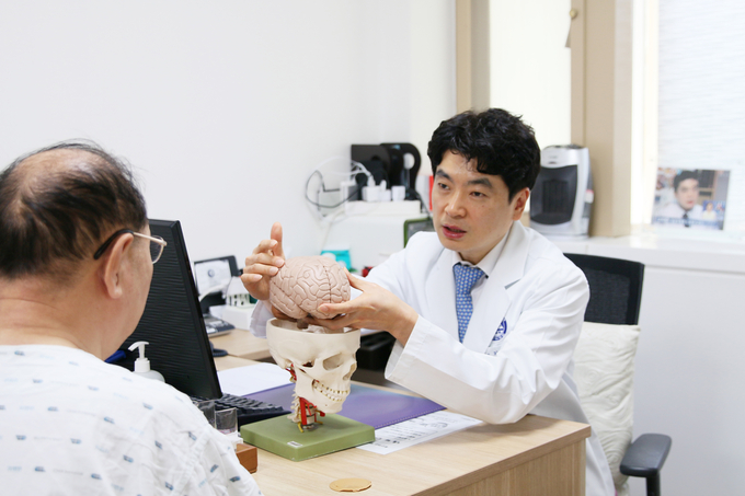 차의과학대학교 분당 차병원 신경과 김옥준 교수가 뇌졸중 치료법에 대해 설명하고 있다. (사진=분당 차병원 제공)