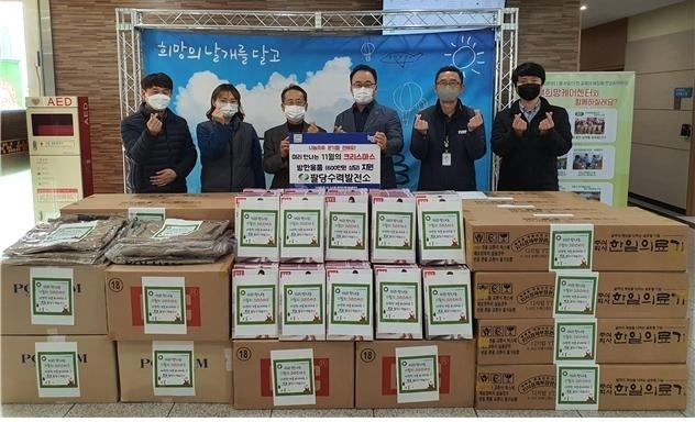 한수원㈜ 팔당수력발전소가 지난 6일 와부읍·조안면에 거주하는 홀몸어르신을 위해 월동용품 꾸러미 100세트를 남부희망케어센터에 기탁했다.(사진=남양주시 제공)
