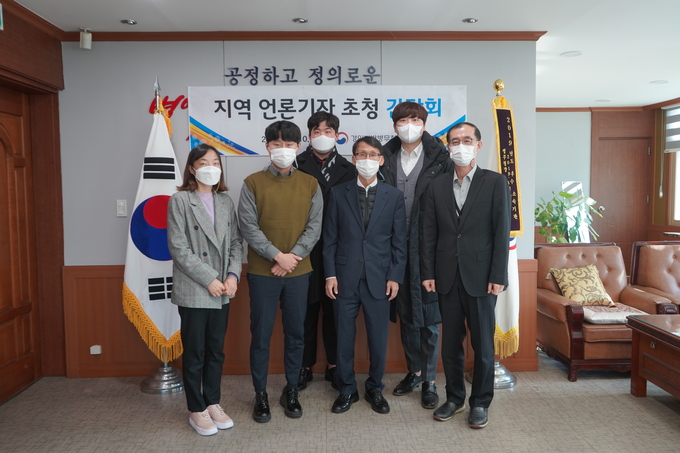 간담회에 참석한 주요 언론사 기자들과 경인지방병무청 직원들. (사진=경인지방병무청 제공)
