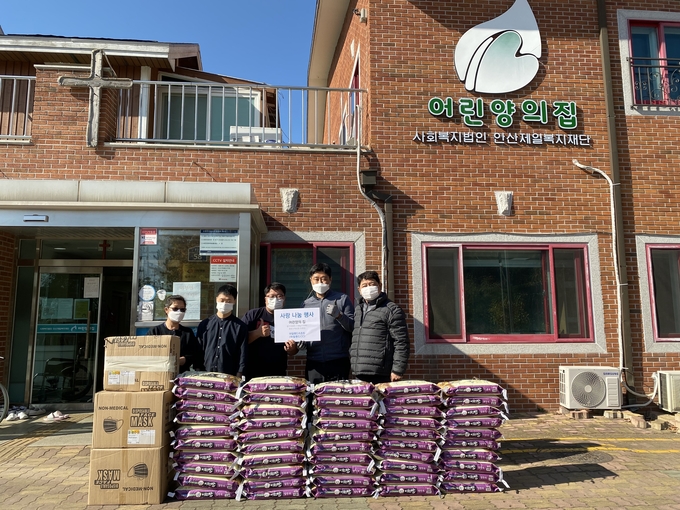 안산 대부도 '어린양의 집'에서 김창수 원장과 안산아일랜드리조트 권국만 부사장이 사랑 나눔 행사 기념 촬영을 하고 있다. (사진=안산아일랜드리조트 제공)
