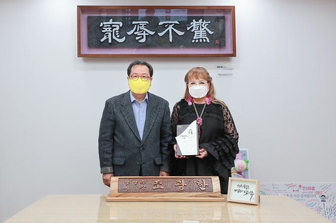 조광한 남양주시장이 지난 10일 시장 집무실에서 가수 장미화씨를 홍보대사로 위촉한 후 기념촬영을 하고 있다.(사진=남양주시 제공)