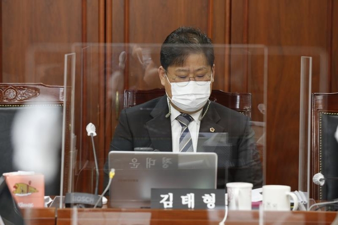 김태형 경기도의회 의원이 10일 도의회 도시환경위원회 행정사무감사를 진행하고 있다. (사진= 경기도의원)