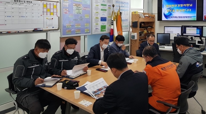 이상인 평택해양경찰서장(사진 가운데), 시흥합동방재센터(환경부, 소방청 119화학구조대), 지자체(경기도) 등 관계기관 8명이 참석하여 해상화학사고 예방 협력체계를 논의하고 있다.