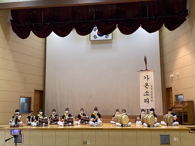 광주시 도곡초등학교 사물놀이반 '가온소리'가 2020년 비대면 온택트 사물놀이 영상대회에 출전해 공연을 촬영하고 있다.