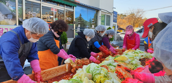 관내 저소득 가정 및 소외계층 80세대와 경로당 12개소 등에 김장 김치 500포기를 전달했다. (사진=하남시 제공)