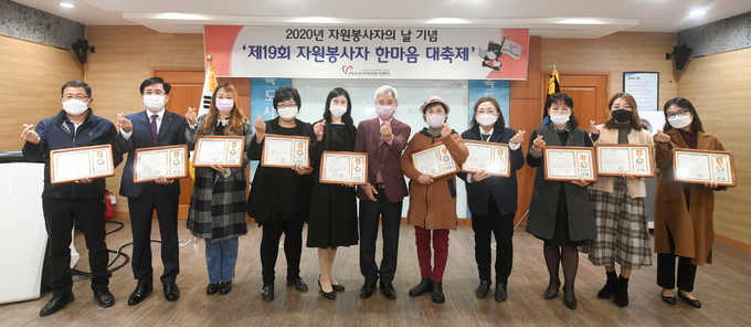 NH농협 오산시지부(류인석) ▲세교누리단(허현주) ▲고점순(나누리봉사단) ▲유상선(오독사) ▲이숙영(아동청소년보호협회) ▲이진숙(오산시민간기동순찰대여성대) ▲이채현(오산시설관리공단) ▲전은심(보금자리) ▲조연실(하트세이버봉사단) ▲현응선(오산시민간기동순찰대) 봉사자가 선정돼 이날 표창을 수상했다.(사진=오산시 제공)