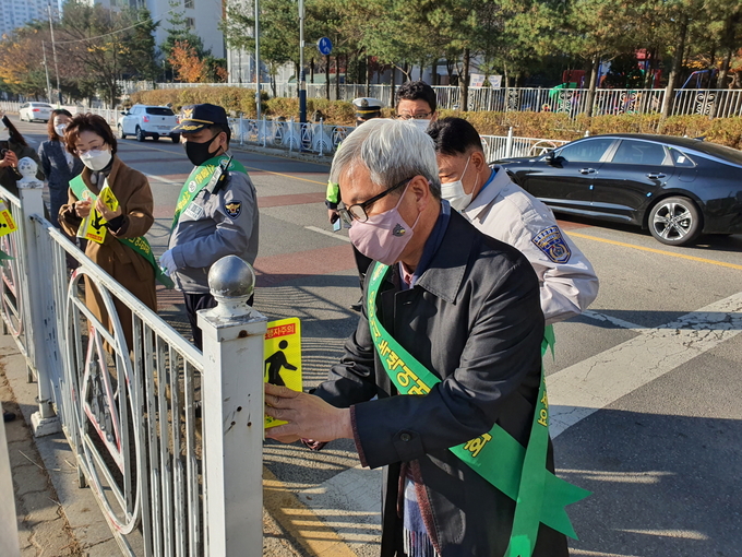 오산시녹색어머니연합회는 지난 10일 오산초등학교 스쿨존 구역에서 회원과 모범운전자 회원 80여명이 참여한 가운데 교통안전 및 교통질서 캠페인을 전개했다.(오산시 제공)