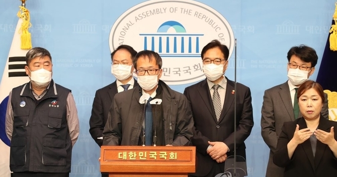 더불어민주당 박주민 의원이 11일 국회 소통관에서 열린 중대재해기업처벌법 발의 및 제정 촉구 기자회견에서 발언하고 있다. (사진=연합뉴스 제공) 