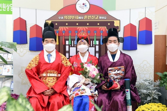 안병용 의정부시장(좌측)이 혼인신고 한 부부와 기념촬영을 하고 있다.