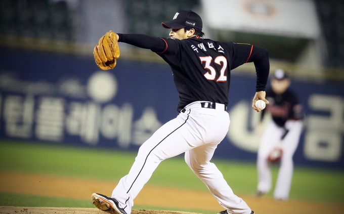 kt 위즈가 12일 서울 고척스카이돔에서 열리는 2020 신한은행 쏠(SOL) KBO 플레이오프 3차전에서 두산 베어스와 상대한다. 2연패를 당한 kt는 3차전 선발로 윌리엄 쿠에바스를 예고했다. 사진은 지난 10월 22일 두산 전 출전한 쿠에바스의 투구 모습. (사진=kt 위즈 제공) 