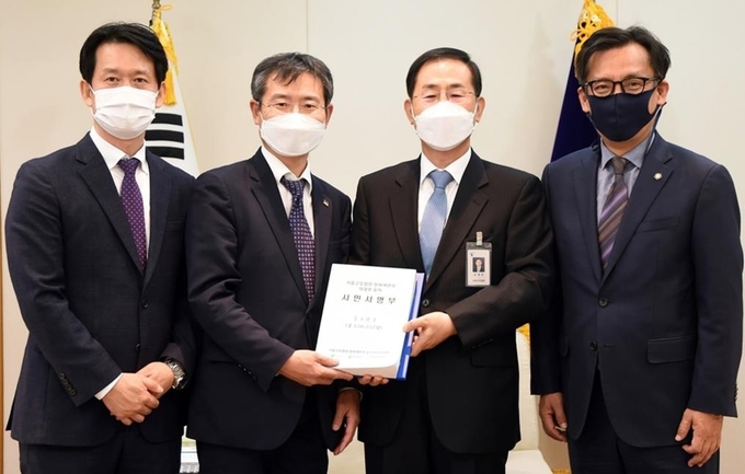경기도와 의정부시, 경기북부지방변호사회는 10일 대법원에 서울고법 의정부재판부 설치 건의서와 경기북부 16만명 서명부를 전달했다. 왼쪽부터 황범순 의정부시 부시장, 이용철 경기도행정2부시자, 조재연 법원행정처장, 이임성 경기북부지방변호사회장