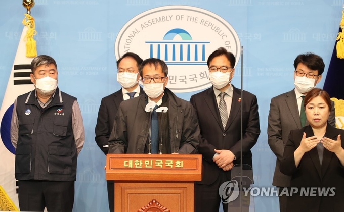 더불어민주당 박주민 의원이 11일 국회 소통관에서 열린 중대재해기업처벌법 발의 및 제정 촉구 기자회견에서 발언하고 있다. (사진=연합뉴스 제공) 