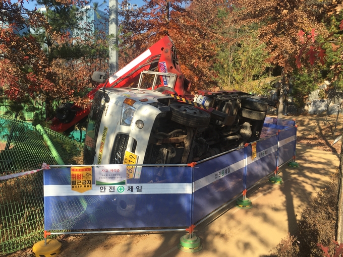 11일 화성시 석우동 소재 테니스장. 지난 9월 11일에 사고가 발생했지만, 지금껏 방치 중이다.
